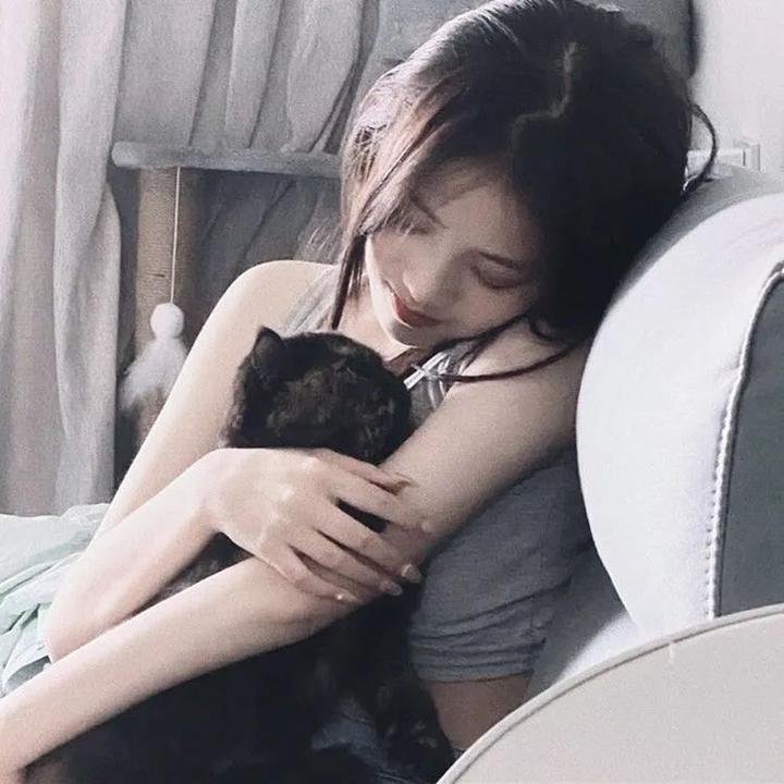 她的玫瑰藏着刀